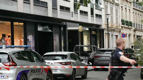 Rapina in una gioielleria Chanel a Parigi sugli Champs Elysée 